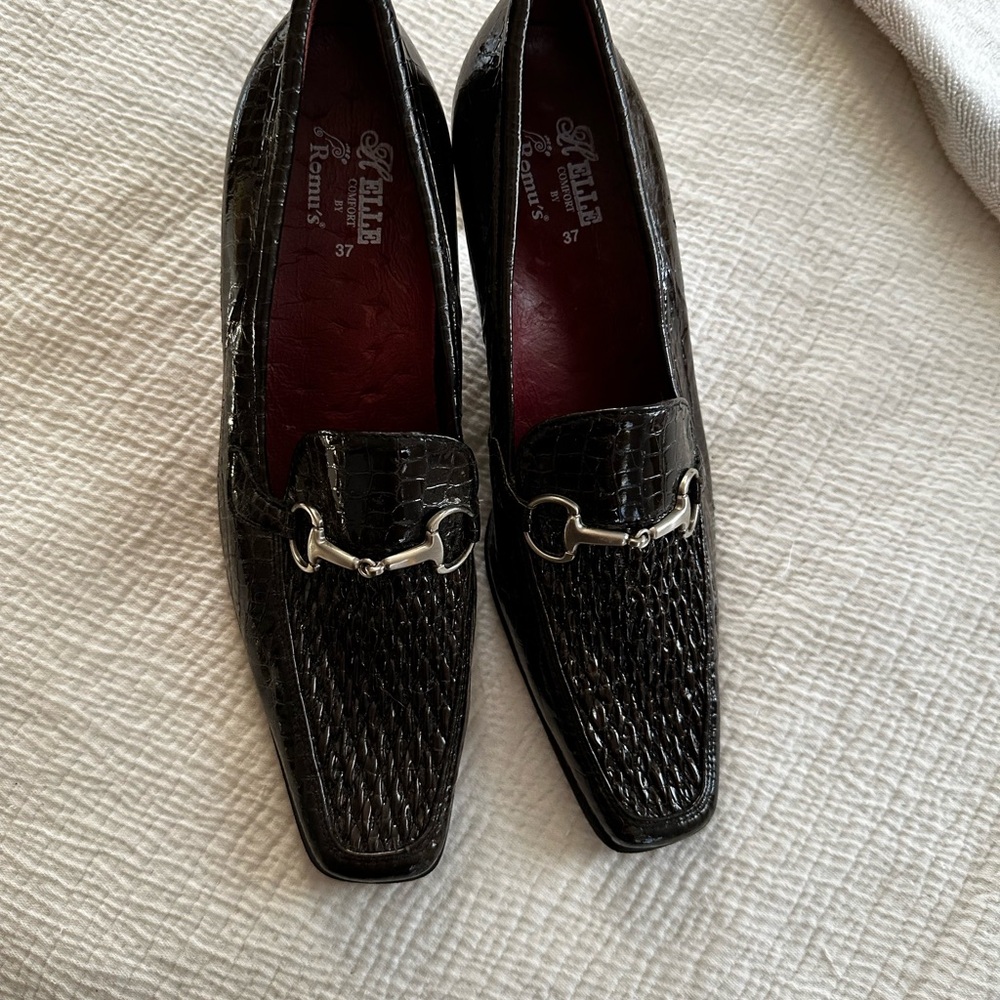 Woman’s black Loafers with croc detail
